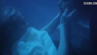 Zendaya Haight, Hunter Schafer si bacia sott'acqua - Euphoria