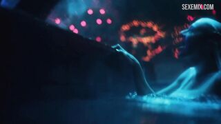 Zendaya Haight, Hunter Schafer si bacia sott'acqua - Euphoria