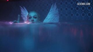 Zendaya Haight, Hunter Schafer si bacia sott'acqua - Euphoria