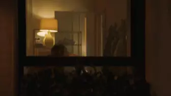 Chico espía el sexo de Elizabeth Lail, escena de la serie Tú