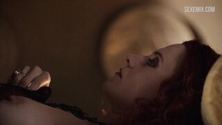 Sexo de Lucy Lawless com um gladiador ferido, cena em Spartacus