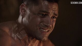 Sexo de Lucy Lawless com um gladiador ferido, cena em Spartacus