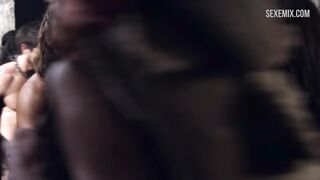 Cena sexy dos seios de Luna Rioumina em Spartacus