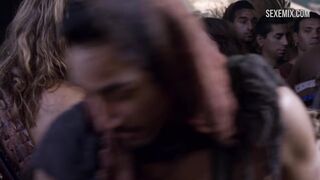 Cena sexy dos seios de Luna Rioumina em Spartacus