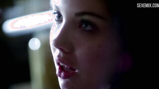 Femme Fatales'deki Kit Willesee Mutfak Seks Sahnesi