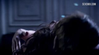 Anya Monzikova und Carlee Baker Dreierszene in Femme Fatales