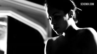 Femme Fatales'deki Daphne Duplaix erotik sahnesi