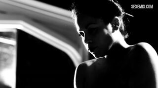 Femme Fatales'deki Daphne Duplaix erotik sahnesi