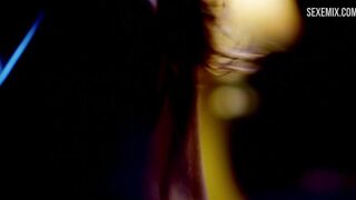 Scena sexy del seno di Tiffany Brouwer in Femme Fatales