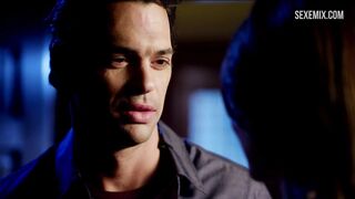 Scena sexy del seno di Tiffany Brouwer in Femme Fatales