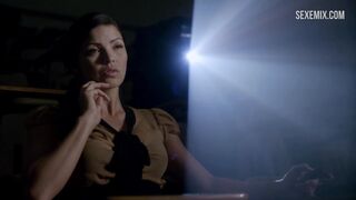 Sandra McCoy Femme Fatales'teki Kendini Parmaklama sahnesi