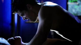 Горячая грудь Бетси Рю, сцена в стиле собачки в Femme Fatales