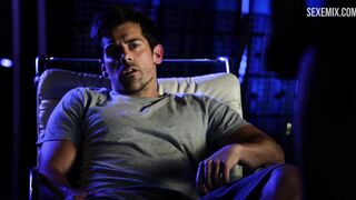 Горячая грудь Бетси Рю, сцена в стиле собачки в Femme Fatales