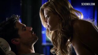 Горячая грудь Бетси Рю, сцена в стиле собачки в Femme Fatales