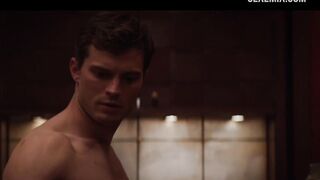 Связанная Дакота Джонсон трахается в постели, сцена из фильма Пятьдесят оттенков серого