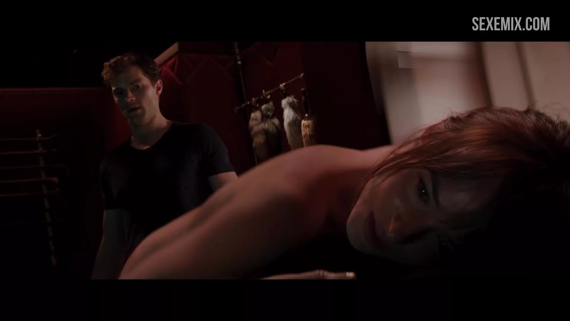 Dakota Johnson sert kıçını kırbaçlıyor, Grinin Elli Tonu filmindeki sahne