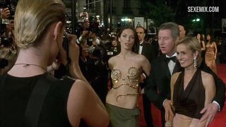 Scena con il seno della calda Rie Rasmussen in Femme Fatale