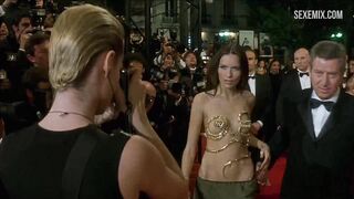 Scena con il seno della calda Rie Rasmussen in Femme Fatale