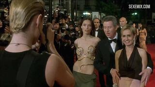 Scena con il seno della calda Rie Rasmussen in Femme Fatale