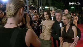 Scena con il seno della calda Rie Rasmussen in Femme Fatale