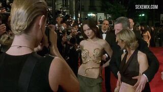 Scena con il seno della calda Rie Rasmussen in Femme Fatale