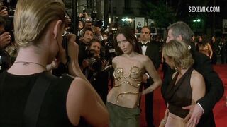 Scena con il seno della calda Rie Rasmussen in Femme Fatale