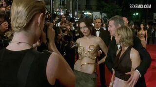 Scena con il seno della calda Rie Rasmussen in Femme Fatale