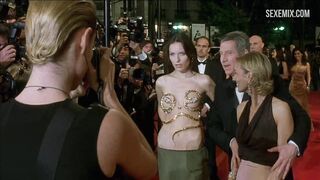 Scena con il seno della calda Rie Rasmussen in Femme Fatale