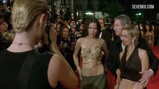 Scena con il seno della calda Rie Rasmussen in Femme Fatale