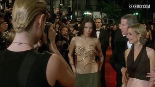 Scena con il seno della calda Rie Rasmussen in Femme Fatale