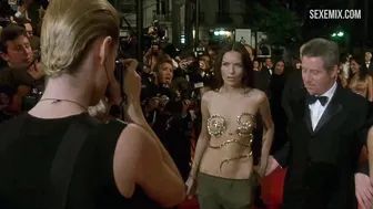 Femme Fatale'deki Ateşli Rie Rasmussen Göğüsleri Sahnesi