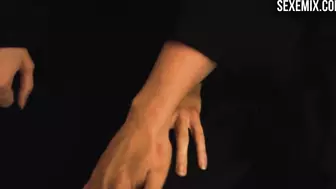 Die lesbischen Nonnen Toni und Agatha beglücken sich gegenseitig im Bus - Das L-Wort