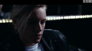 Andrea Stefancikova грудь, Лесбийская сцена в Below Her Mouth