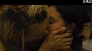 Scena con Erika Linder e Natalie Krill con strapon sotto la bocca