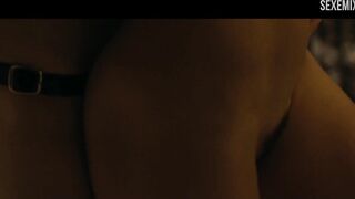 Scena con Erika Linder e Natalie Krill con strapon sotto la bocca