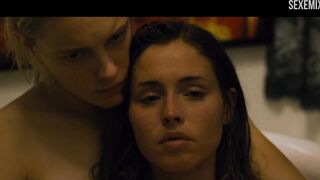 Scena con Erika Linder e Natalie Krill con strapon sotto la bocca