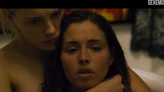 Scena con Erika Linder e Natalie Krill con strapon sotto la bocca