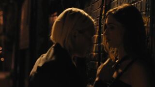 Scena hot e sexy di Erika Linder e Natalie Krill in Below Her Mouth