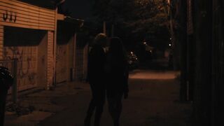 Scena hot e sexy di Erika Linder e Natalie Krill in Below Her Mouth