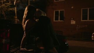 Scena hot e sexy di Erika Linder e Natalie Krill in Below Her Mouth