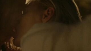 Scena hot e sexy di Erika Linder e Natalie Krill in Below Her Mouth