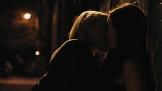 Scena hot e sexy di Erika Linder e Natalie Krill in Below Her Mouth