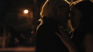 Scena hot e sexy di Erika Linder e Natalie Krill in Below Her Mouth