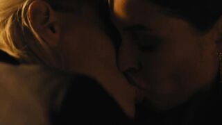 Scena hot e sexy di Erika Linder e Natalie Krill in Below Her Mouth