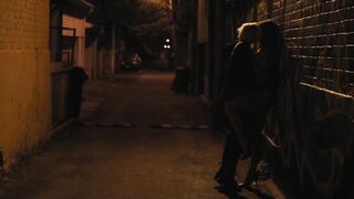 Scena hot e sexy di Erika Linder e Natalie Krill in Below Her Mouth