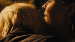 Scena hot e sexy di Erika Linder e Natalie Krill in Below Her Mouth