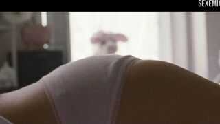 Натали Портман мастурбирует в постели, сцена в фильме Черный лебедь