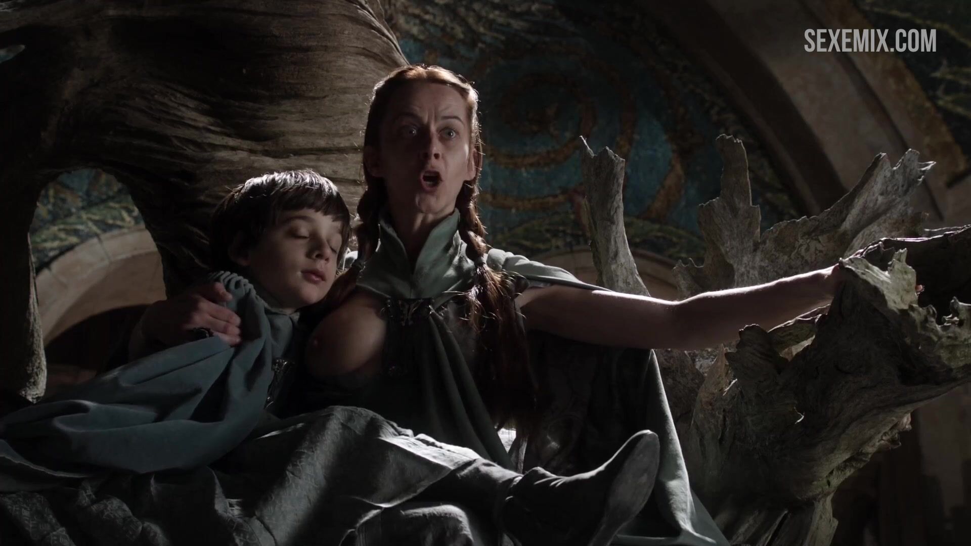Kate Dickie breastfeeding, scene in Game of Thrones