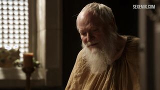 Эсме Бьянко моет свою киску, сцена в Игре престолов