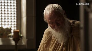 Эсме Бьянко моет свою киску, сцена в Игре престолов